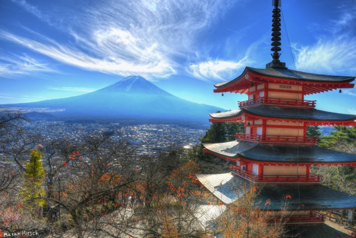 הר פוג'י ומקדש יפני