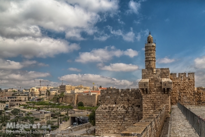 על חומותייך..