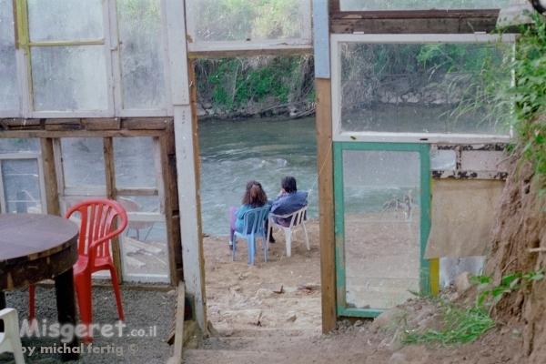 בין המיסגרות