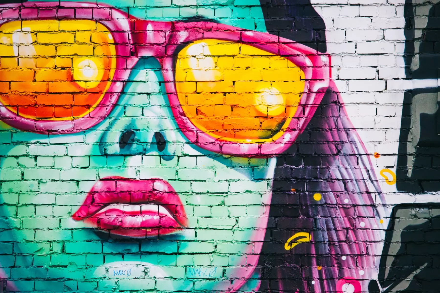 נערה במשקפיים גרפיטי - Artpicked - תמונות אורבניות לסלון אומנות רחוב גרפיטי ציורי קיר  - מק''ט: 329725