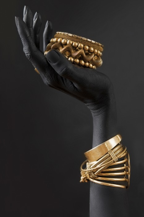 שלשיית אפריקאיות בשחור וזהב III