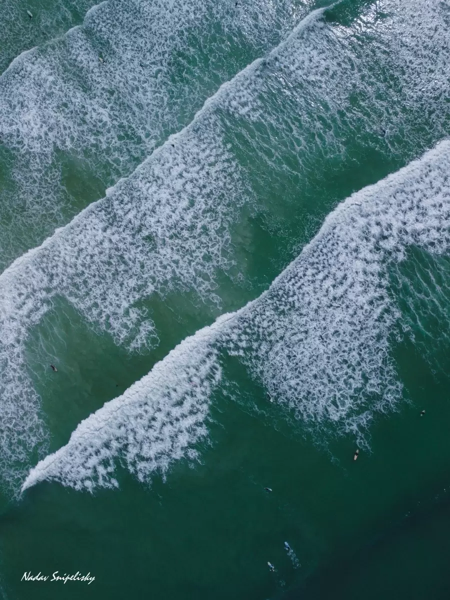 גלים וגלשנים - נדב סניפליסקי - תמונות ים ושמים לסלון צילומים  - מק''ט: 457022