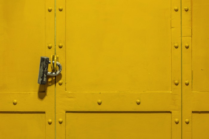 צהוב ונעול