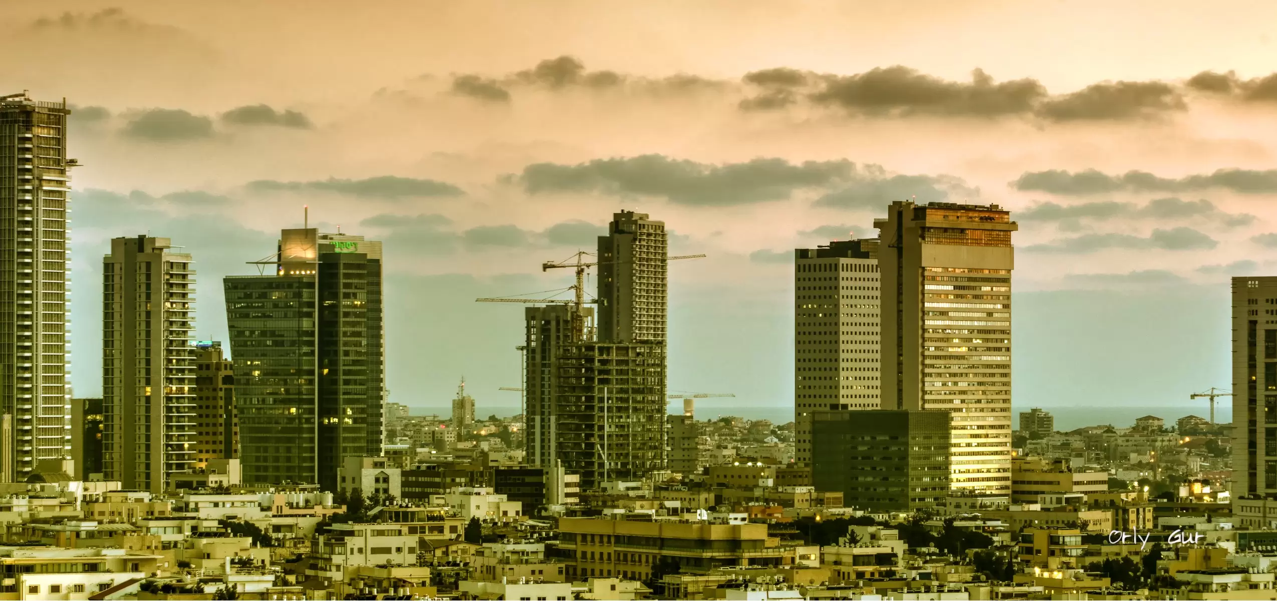 בין הערביים בתל אביב - אורלי גור - תמונות אורבניות לסלון תמונות בחלקים  - מק''ט: 264167