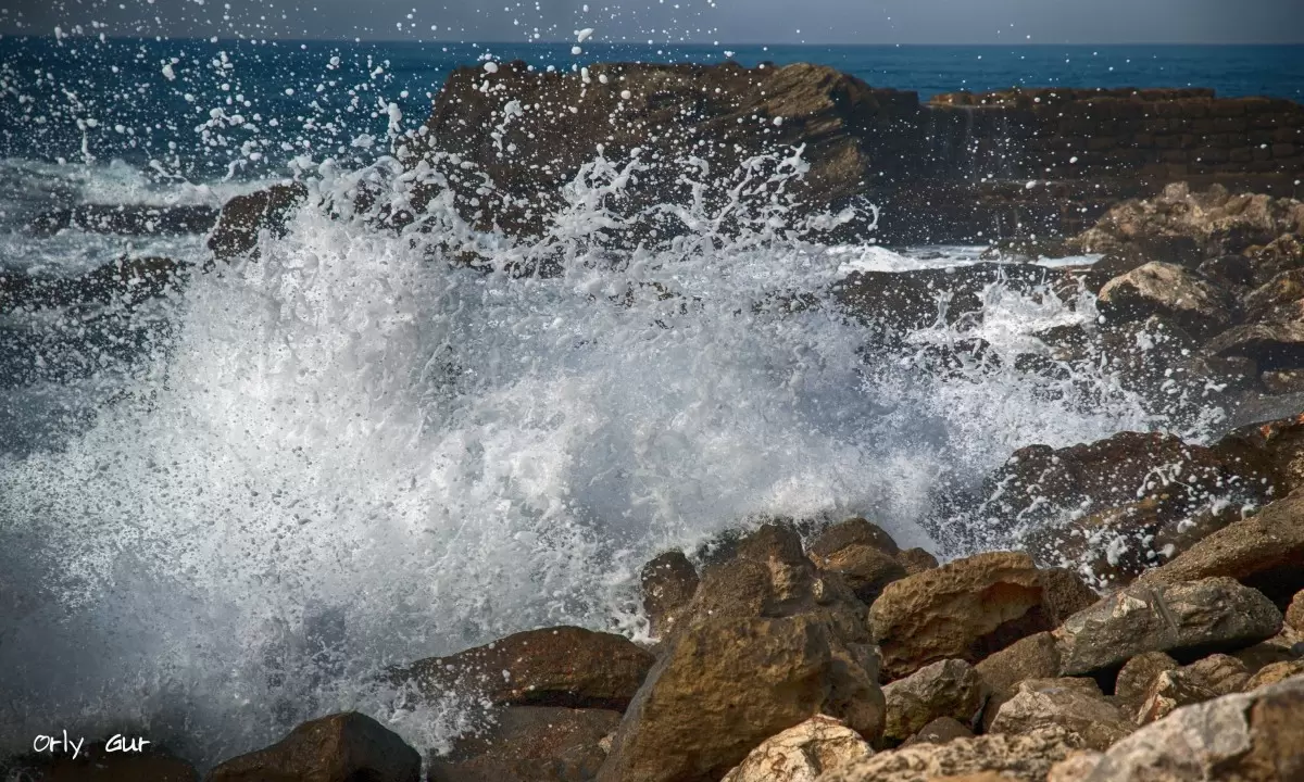 גלים מתנפצים - אורלי גור - תמונות ים ושמים לסלון  - מק''ט: 293247