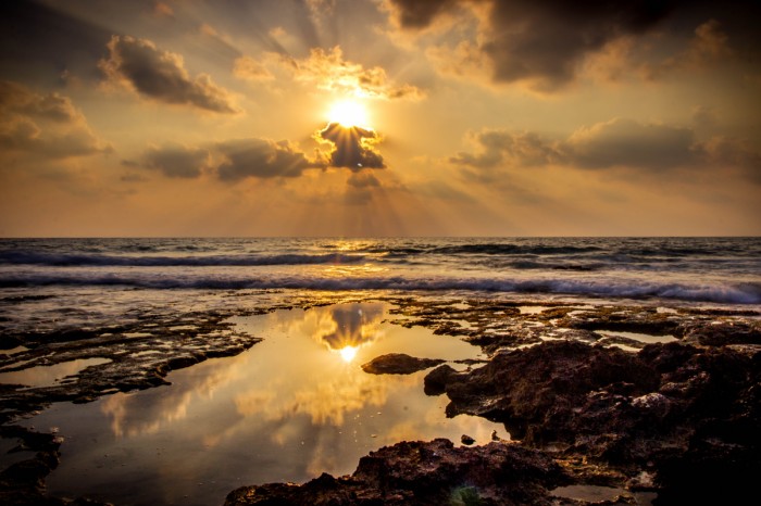 שקיעה בחוף אכזיב