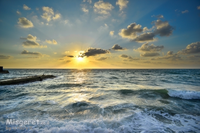 שקיעה על הגלים
