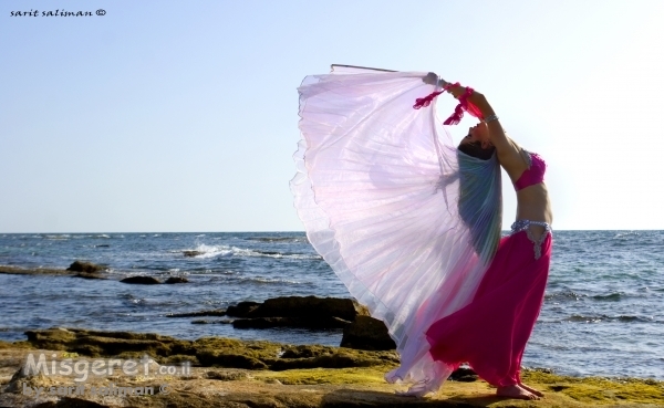 רקדנית במכמורת