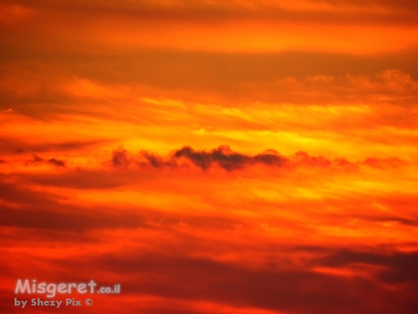 תמרות אש ועשן