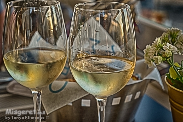 שתי כוסות יין לבן