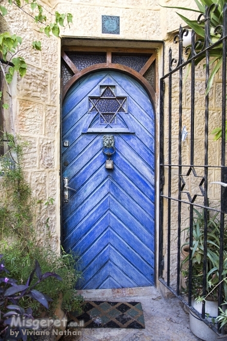 דלת כחולה בימין מושה