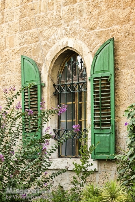 תריסים פתוחים