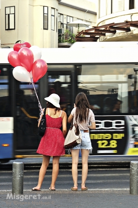 בנות עם בלונים אדומים