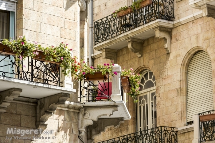 מרפסות פרחוניות