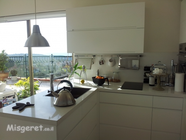 מבט אל המטבח בחלל הלופט
