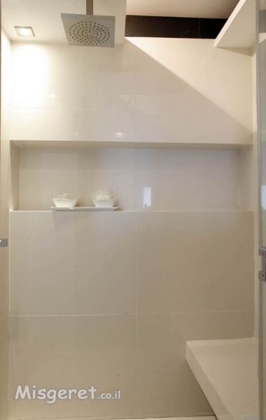 מקלחון בנוי