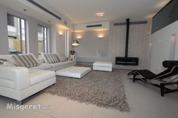 בית בהוד השרון, חלל סלון