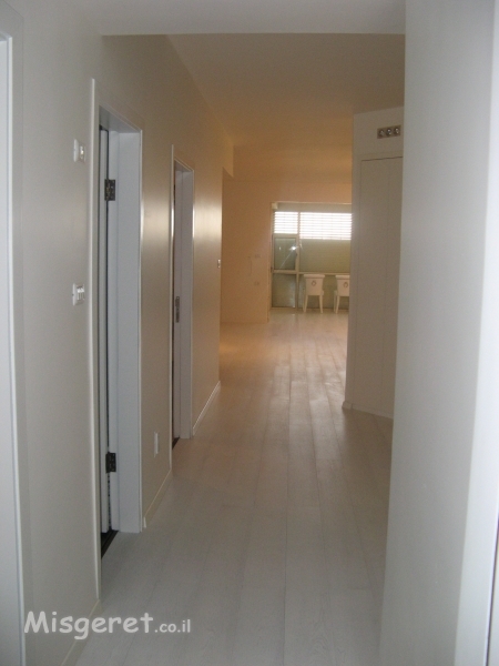 מעבר לאזור החדרים