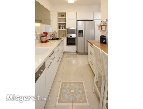 מטבח עם מקומות אחסון לרב