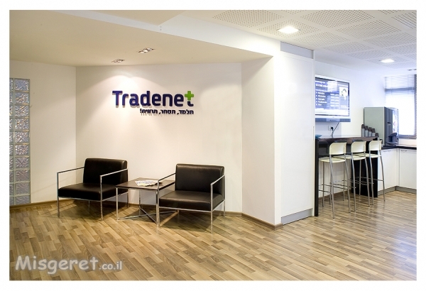 כניסה למשרדים