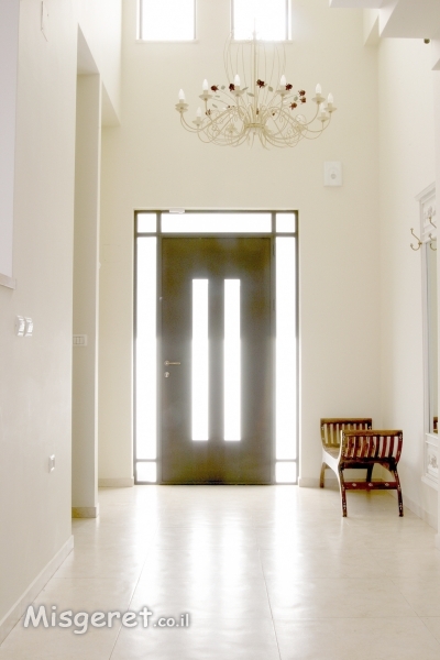 חלל כניסה בבית מגורים