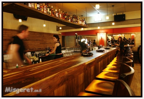 הדלפק בפאב «גורדוניה«