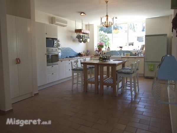 מטבח עם חיפוי