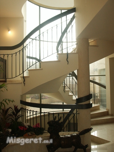 גרם מדרגות בבית פרטי בדני