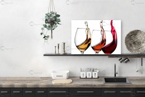 יין נמזג בשפע – Clara Zack | תמונה לקיר בסגנון מודרני