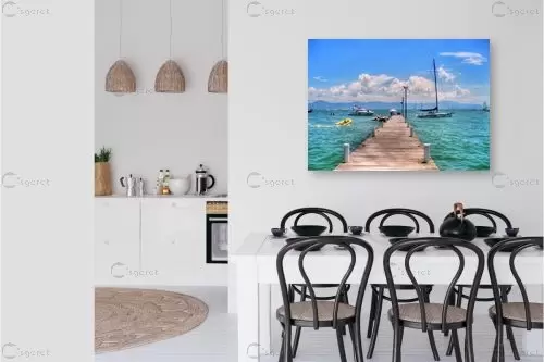 רציף, סירות וים – מתן הירש | תמונה לקיר בסגנון צבעוני