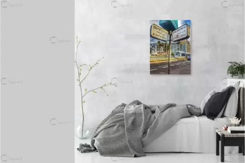 שלט רחוב עם רכבת קלה - מתן הירש - תמונות אורבניות לסלון צילומים  - מק''ט: 469565
