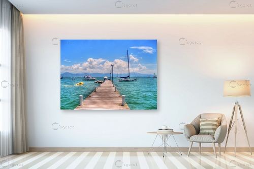 רציף, סירות וים – מתן הירש | תמונה לקיר בסגנון צבעוני