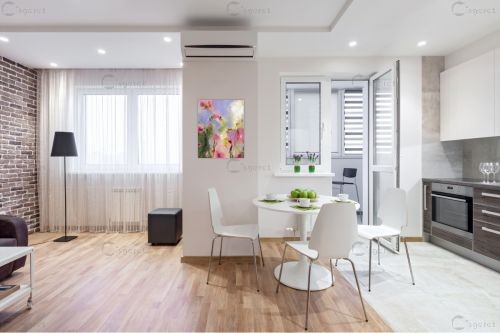 בחצר האחורית – איש גורדון | תמונה לקיר בסגנון מופשט