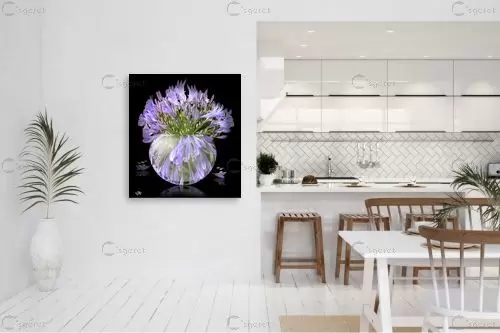 פרחים באגרטל – ויקטוריה רייגירה | תמונה לקיר בסגנון מודרני