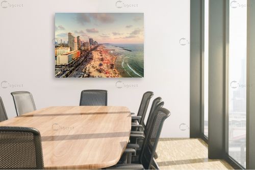 חוף תל אביב בשקיעה – מתן הירש | תמונה לקיר בסגנון מודרני