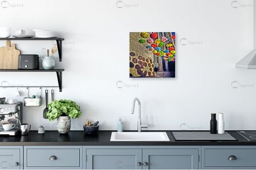 מטריות צבעוניות – מתן הירש | תמונה לקיר בסגנון מודרני