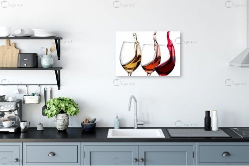 יין נמזג בשפע – Clara Zack | תמונה לקיר בסגנון מודרני