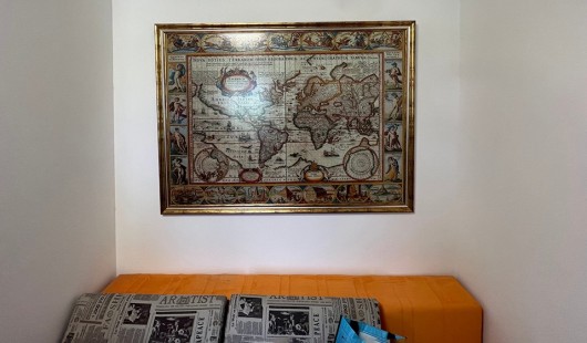 מפה עתיקה ממוסגרת עם זכוכית מט