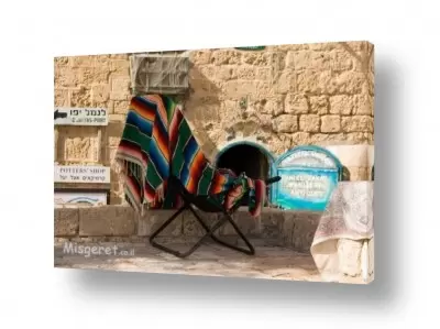 מסגרת ראשי פינת ישיבה חיצונית | כסא צבעוני בנמל יפו