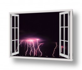 צילומים Artpicked Windows | ברקים סגולים בחלון