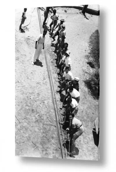 תמונות לסלון תמונות וינטג' לסלון | תל אביב 1939 משיכת חבל