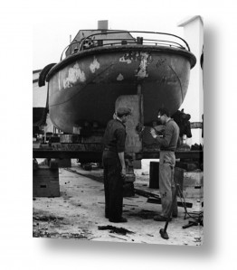 צילומים תמונות של אנשים | תל אביב 1937 תיקון סירה