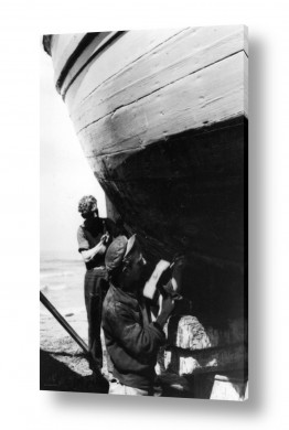 צילומים ארץ ישראל הישנה | תל אביב 1937 תיקון סירה