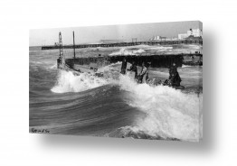 צילומים ארץ ישראל הישנה | תל אביב 1937 סירה בגלים