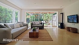 חלונות הסלון לכיוון הג