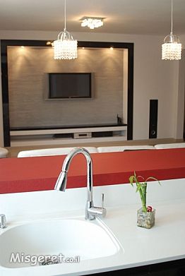 מבט מהמטבח לסלון