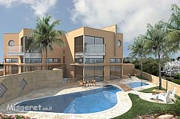 החצר הראשית והבריכה