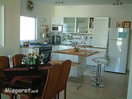 מטבח פתוח לפינת האוכל 