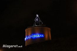פסל הרצל בכניסה להרצלי
