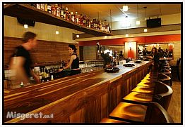 הדלפק בפאב «גורדוניה«